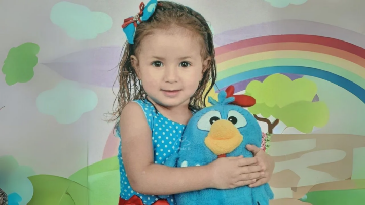 A menina Ágatha Saraiva, de 3 anos, desaparecida desde quinta-feira (11) | Foto: Arquivo pessoal