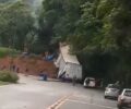 Acidente com caminhÃ£o de carga tÃ³xica interdita Serra Dona Francisca
