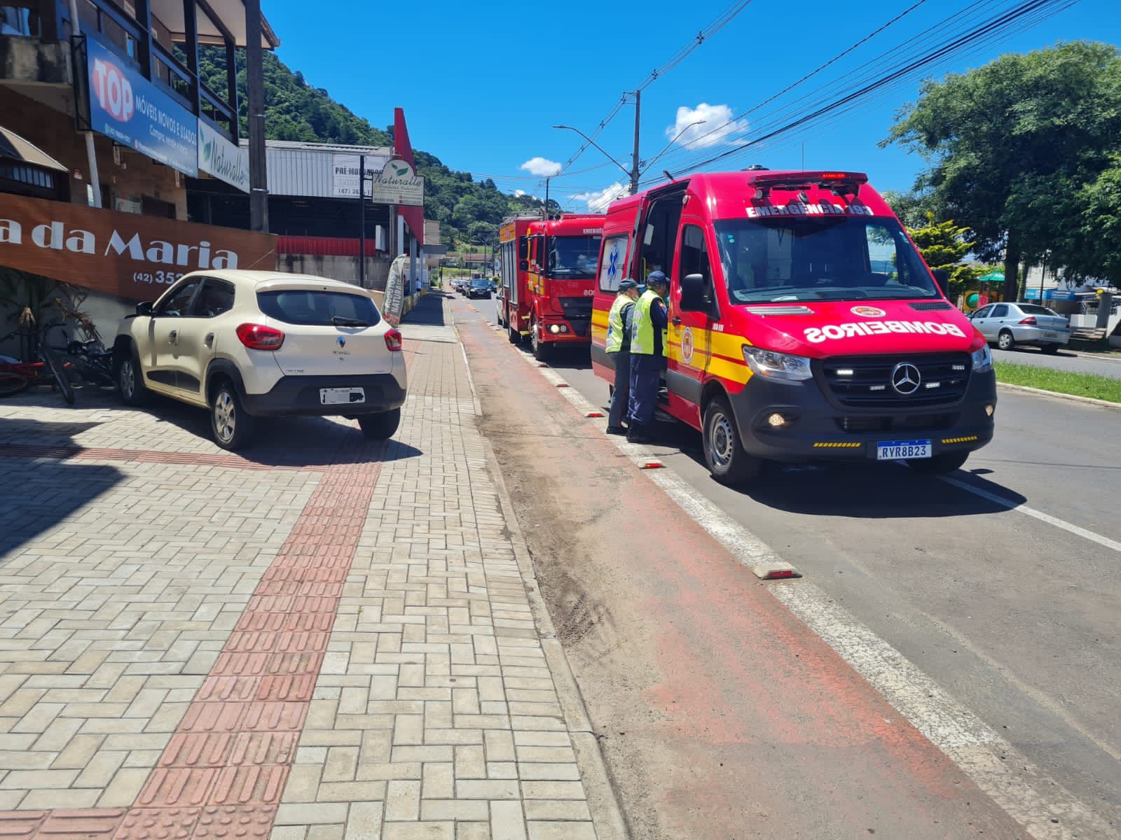 Condutora perde controle do veículo e bate conta muro de imóvel comercial