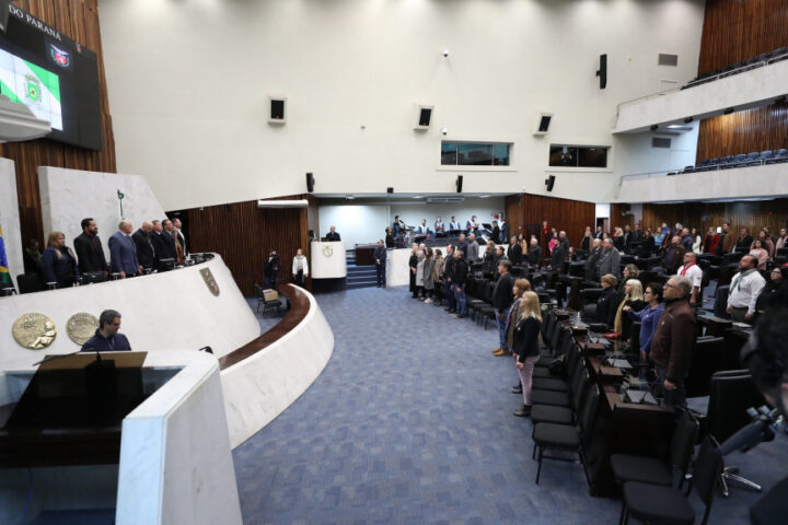 Solenidade ocorreu na noite dessa quarta-feira (10), no Plenário da Assembleia | Foto: Valdir Amaral/Alep