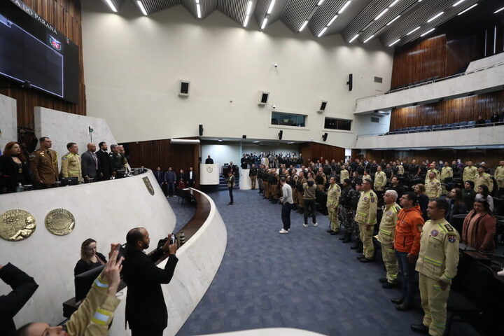 A sessão solene no plenário da Assembleia reconheceu atuação das Forças de Segurança do Paraná no Rio Grande do Sul | Foto: Orlando Kissner/Alep