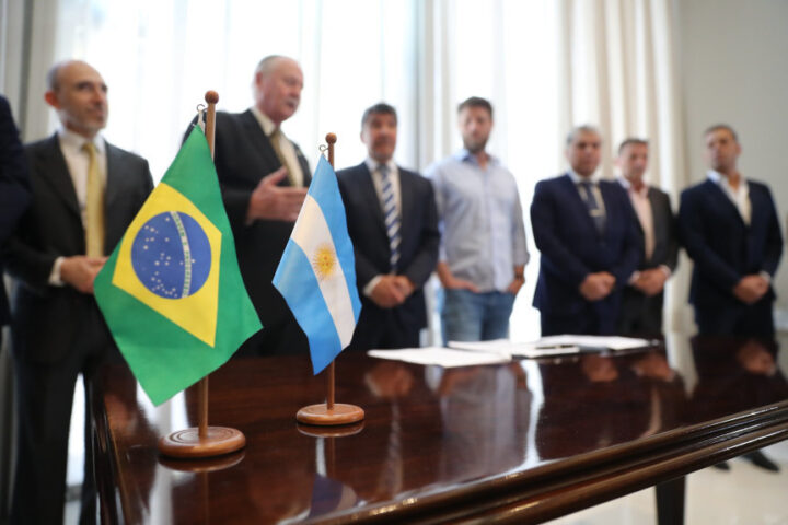 Assinatura ocorreu no Salão Nobre da Casa, no final da manhã desta quinta-feira (22) | Foto: Valdir Amaral/Alep