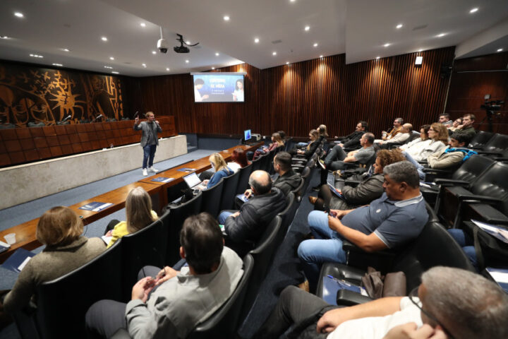 A oficina em mídias sociais ministrada pelo Interlegis, programa do Instituto Legislativo Brasileiro (ILB) do Senado Federal, ocorreu no último mês de junho, no Plenarinho da Casa | Foto: Orlando Kissner/Alep