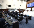 JÃ¡ na primeira sessÃ£o, nesta segunda-feira (5), as deputadas e deputados estaduais aprovaram uma iniciativa que alivia certas obrigaÃ§Ãµes fiscais de empresas que atuam no Rio Grande do Sul, a fim de facilitar a reconstruÃ§Ã£o da regiÃ£o afetada palas enchentes em maio | Foto: Orlando Kissner/Alep