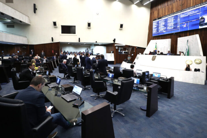 Já na primeira sessão, nesta segunda-feira (5), as deputadas e deputados estaduais aprovaram uma iniciativa que alivia certas obrigações fiscais de empresas que atuam no Rio Grande do Sul, a fim de facilitar a reconstrução da região afetada palas enchentes em maio | Foto: Orlando Kissner/Alep