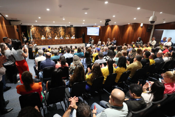 Solenidade lotou o Plenarinho da Casa na manhã desta segunda-feira (23) | Foto: Valdir Amaral/Alep