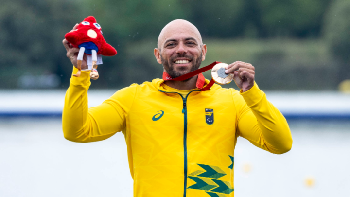 Miquéias Elias Rodrigues, de Curitiba, conquistou a medalha de bronze na modalidade de canoagem (200m), classe KL3, durante os Jogos Paralímpicos de 2024, realizados em Paris | Foto: CPB