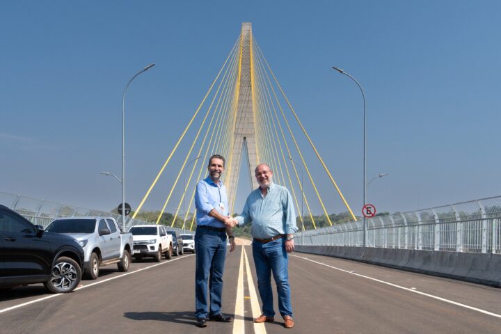 Diretores-gerais Enio Verri e Justo Zacarías Irún na Ponte da Integração | Foto: Sara Cheida/Itaipu Binacional