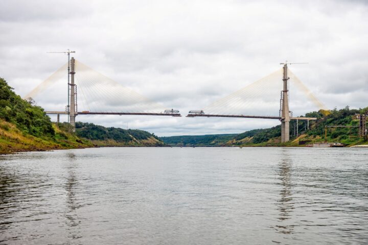 Ponte prestes a ligar Brasil e Paraguai, em agosto de 2022 | Foto: Rubens Fraulini/Itaipu Binacional