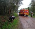 VeÃ­culo tomba apÃ³s saÃ­da de pista no interior de IrineÃ³polis