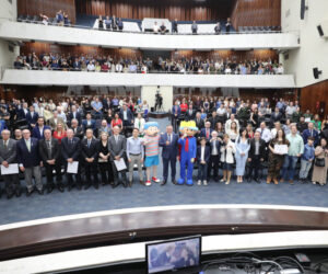 Solenidade ocorreu na noite desta quarta-feira (30), no PlenÃ¡rio da Assembleia Legislativa do ParanÃ¡ | Foto: Valdir Amaral/Alep