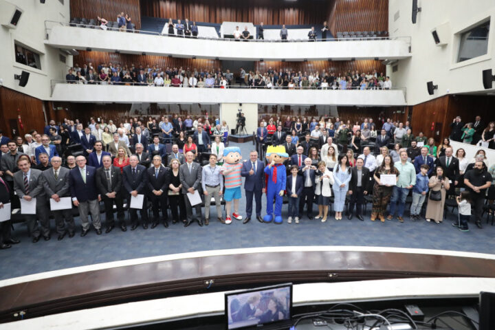 Solenidade ocorreu na noite desta quarta-feira (30), no Plenário da Assembleia Legislativa do Paraná | Foto: Valdir Amaral/Alep