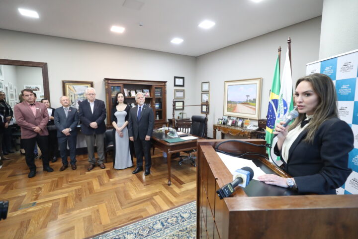 Entrega ocorreu no final da tarde desta segunda-feira (4), no Gabinete da 2ª Secretaria da Casa | Foto: Orlando Kissner/Alep