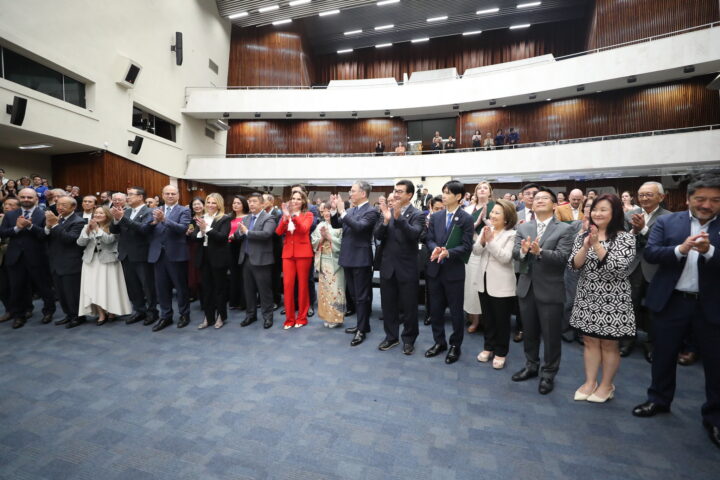 Solenidade ocorreu na noite dessa terça-feira (5), no Plenário da Assembleia | Foto: Valdir Amaral/Alep