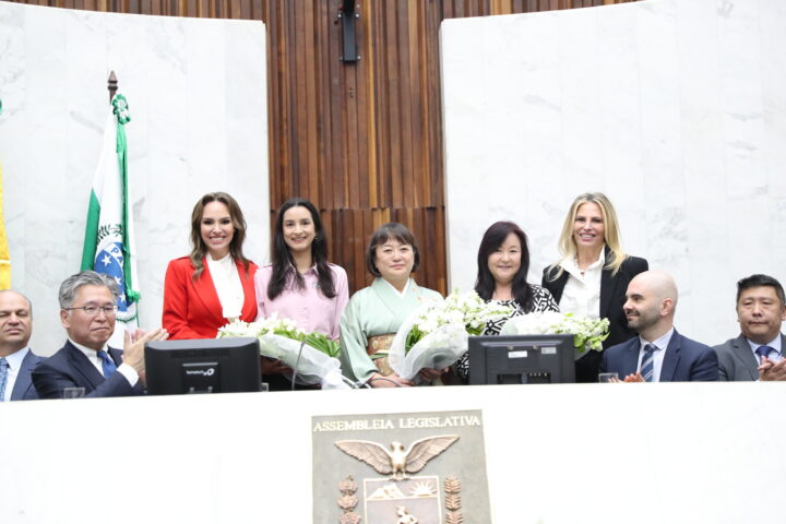 Solenidade ocorreu na noite dessa terça-feira (5), no Plenário da Assembleia | Foto: Valdir Amaral/Alep