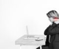 A SÃ­ndrome do PescoÃ§o de Texto, tambÃ©m conhecida como âtext neck syndromeâ, Ã© um problema crescente de saÃºde pÃºblica, desencadeado pela mÃ¡ postura ao utilizar dispositivos mÃ³veis, como celulares e tablets | Foto: Freepik
