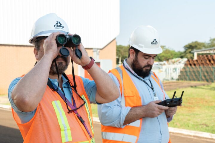 Técnicos Anderson de Moura e Elder Baez Flores em trabalho de campo | Foto: Sara Chedia