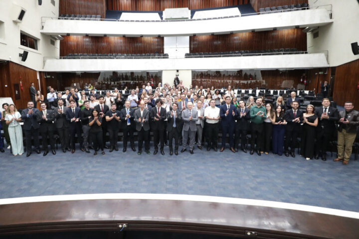Solenidade ocorreu na manhã desta terça-feira (17), no Plenário da Casa | Foto: Orlando Kissner/Alep