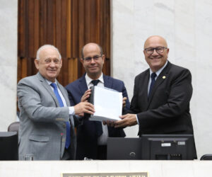 As reivindicaÃ§Ãµes da populaÃ§Ã£o foram entregues ao presidente da ComissÃ£o de OrÃ§amento, deputado Luiz Claudio Romanelli (PSD), e ao relator do orÃ§amento, deputado Evandro AraÃºjo (PSD) | Foto: Valdir Amaral/Alep