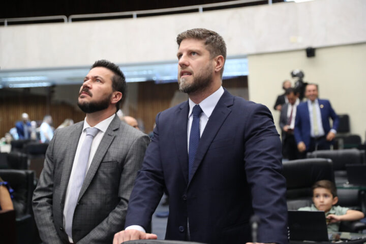 Os deputados Arilson Chiotato (esq) e Requião Filho, ambos do PT | Foto: Valdir Amaral/Alep