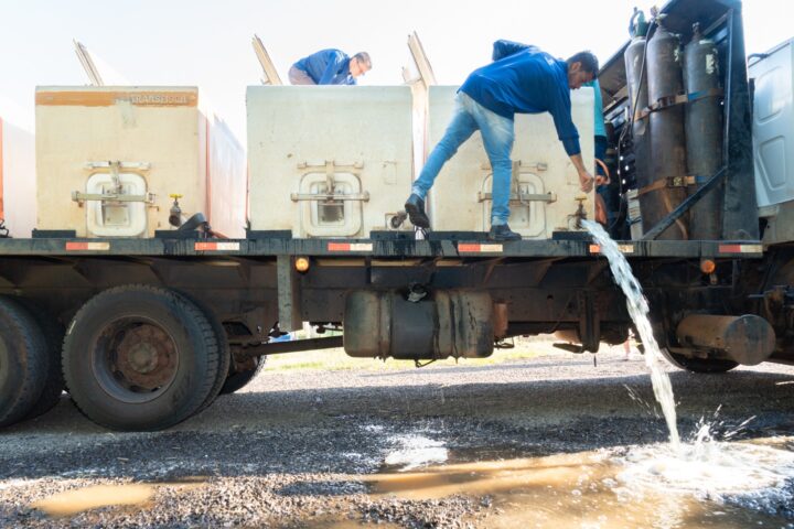 Antes de fazer a troca, foi necessário equalizar a temperatura da água das caixas de transporte com a do tanque | Foto: Sara Cheida/Itaipu Binacional