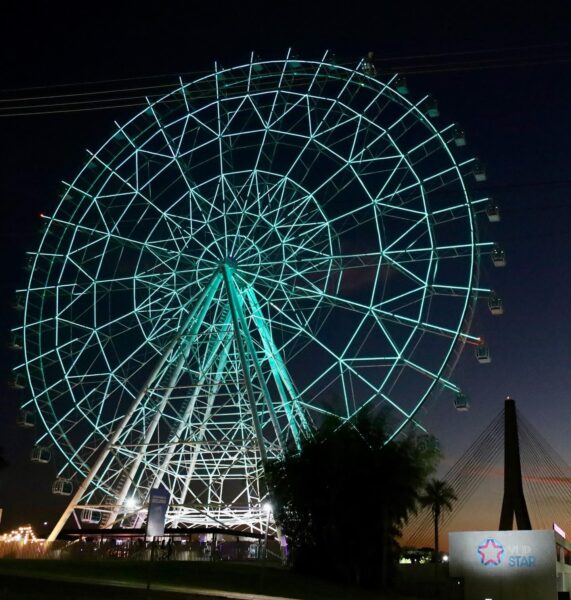 Roda-gigante Yup Star iluminada no último Abril Verde | Foto: Prefeitura de Foz do Iguaçu