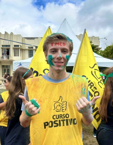 André Luiz Barbian Júnior, aluno do Curso Positivo, obteve o primeiro lugar em Medicina na UFPR, o vestibular considerado mais difícil e concorrido do Paraná. Das 10 maiores notas na MEDICINA, 6 foram alunos Positivo | Foto: Divulgação/Positivo