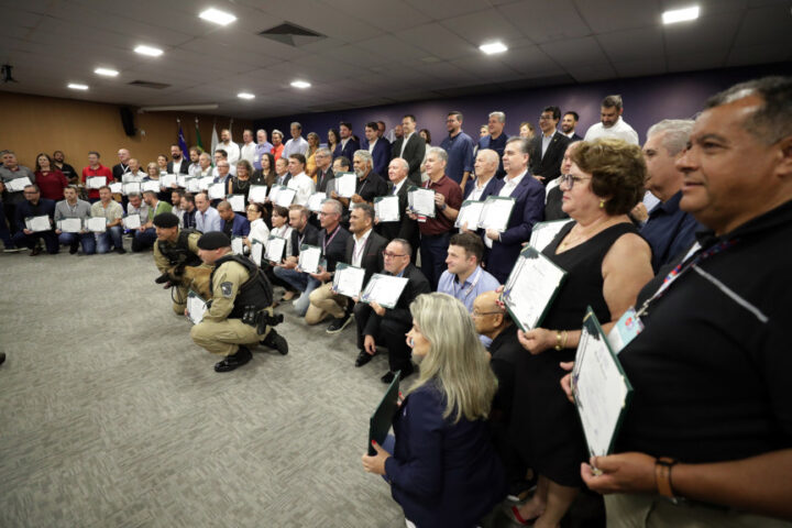 Sessão Especial em Arapongas ocorreu na noite desta quarta-feira (5) | Foto: Orlando Kissner/Alep
