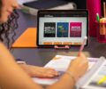 Com o benefÃ­cio da tecnologia e muitos investimentos no aprimoramento de profissionais e materiais didÃ¡ticos, agora todos os estudantes da regiÃ£o podem estudar no mais tradicional curso preparatÃ³rio para os vestibulares do ParanÃ¡, sem mudar para a capital ou sair de casa | Foto: DivulgaÃ§Ã£o/Positivo