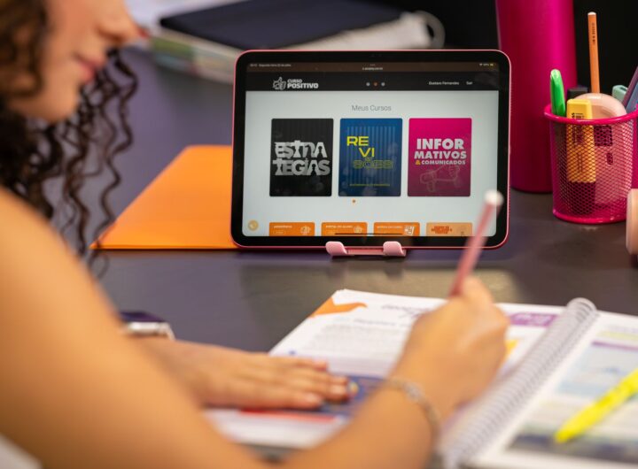 Com o benefício da tecnologia e muitos investimentos no aprimoramento de profissionais e materiais didáticos, agora todos os estudantes da região podem estudar no mais tradicional curso preparatório para os vestibulares do Paraná, sem mudar para a capital ou sair de casa | Foto: Divulgação/Positivo