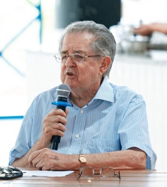 Em entrevista exclusiva, Renato Ribas Vaz, o mais experiente professor de cursos preparatórios do Paraná, conta como está sendo o desafio de levar o ensino à distância na preparação para os vestibulares e o sucesso da metodologia de ensino que leva à aprovação | Foto: Divulgação/Positivo