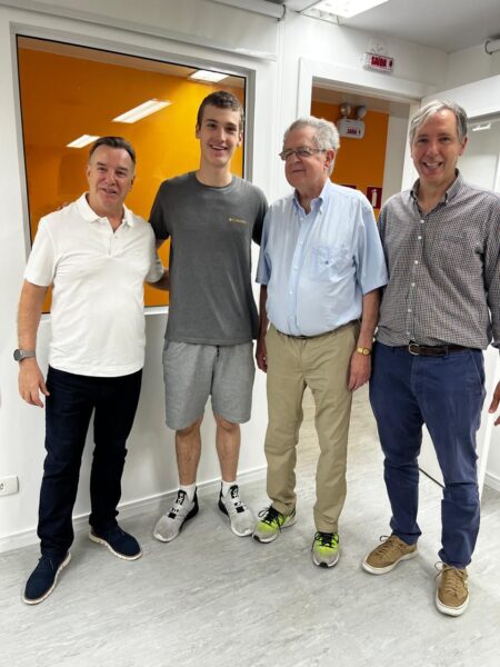 Na sede do Curso Positivo, em Curitiba, Professor Renato recebe constantemente alunos e pais que vão agradecer e contar da aprovação na melhores Faculdades e Universidades. Um ritual que o diretor geral e um dos professores fundadores cumpre há mais de 50 anos | Foto: Divulgação/Positivo
