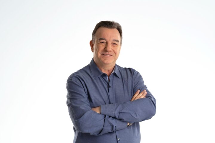 Alceu Gnoatto, Diretor Executivo do Curso Positivo, afirma que para oferecer a preparação para o vestibular à distância é necessária toda a experiência do ensino presencial, fato conquistado pela instituição com os 52 anos de liderança em aprovação | Foto: Divulgação/Positivo