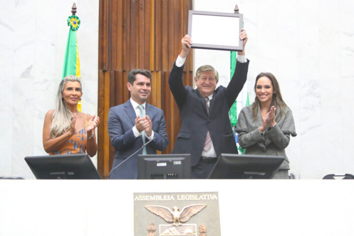 Homenagem ocorreu no inicio da sessão plenária desta terça-feira, 11 | Foto: Orlando Kissner/Alep