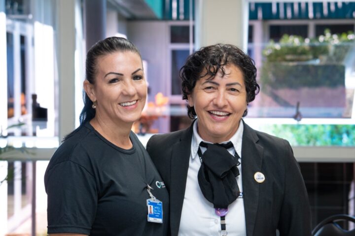 Colegas Marisa Francisca Ribeiro e Márcia Ferreira Micoanski, terceirizadas da área de limpeza da usina. "Primeira vez ao teatro" | Foto: Sara Cheida/Itaipu Binacional