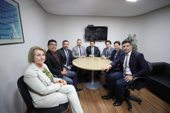 Reunião ocorreu após a sessão plenária desta quarta-feira | Foto: Valdir Amaral/Alep