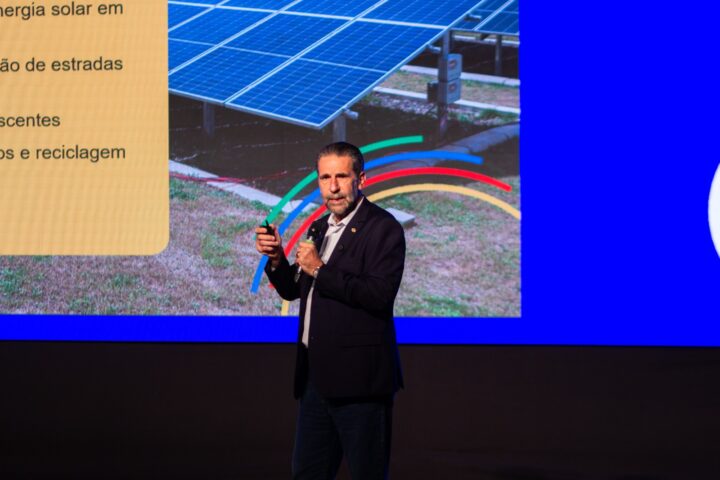 Enio Verri durante apresentação no II Emupar | Foto: André Nill/Itaipu Binacional