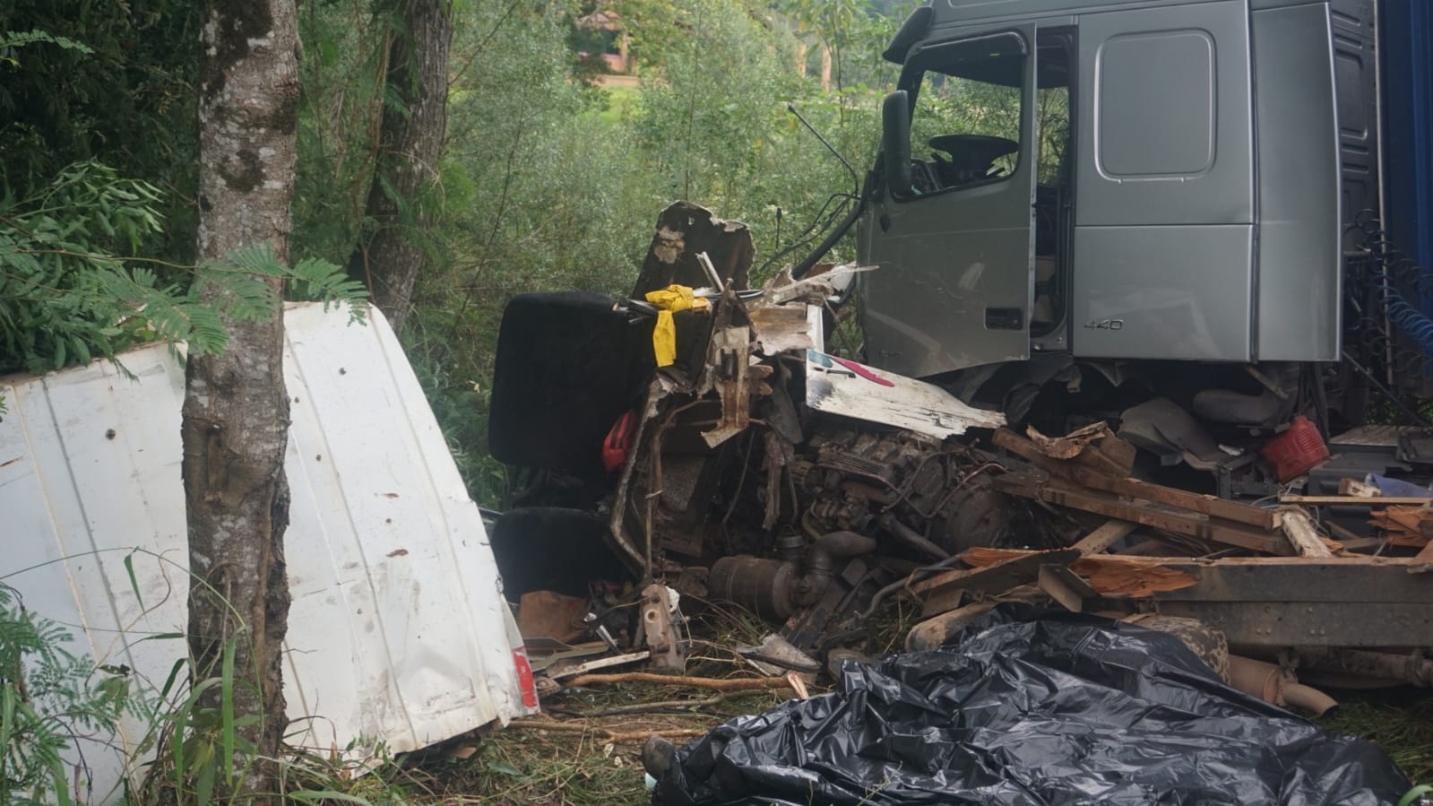 Desnível na pista pode ter causado acidente na BR-476