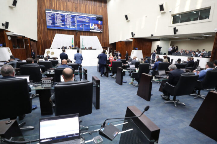 Na pauta da sessão plenária desta segunda-feira (5) constavam 10 itens | Foto: Orlando Kissner/Alep