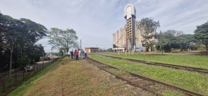 Equipe técnica em visita à unidade armazenadora de Cambé, no Paraná | Foto: Roberta Macedo/Unops