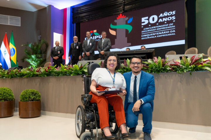 Cristiana Gianluppi da Silva, que trabalha na Segurança Empresarial da Itaipu, com o diretor administrativo, Iggor Gomes Rocha | Foto: Sara Cheida/Itaipu Binacional