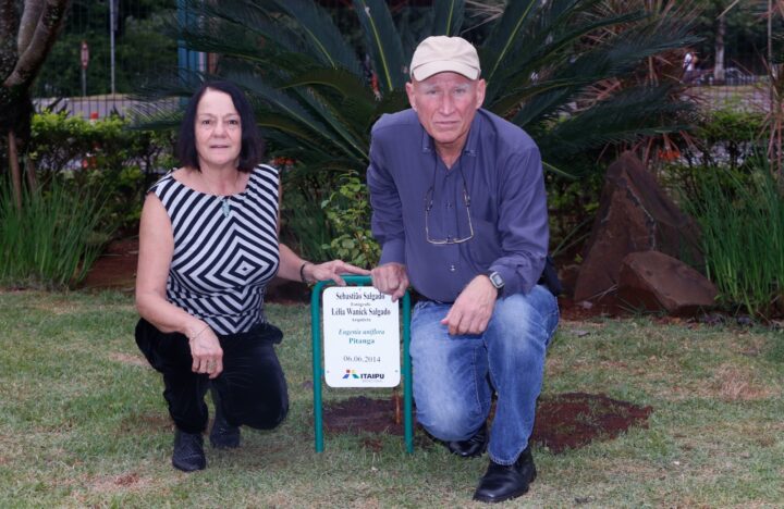 Sebastião e sua esposa, Lélia Salgado, plantaram juntos uma árvore no Bosque dos Visitantes