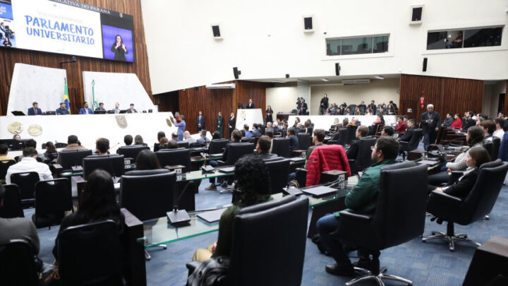 Treinamento ocorreu no Plenário da Casa na noite desta quarta-feira | Foto: Orlando Kissner/Alep