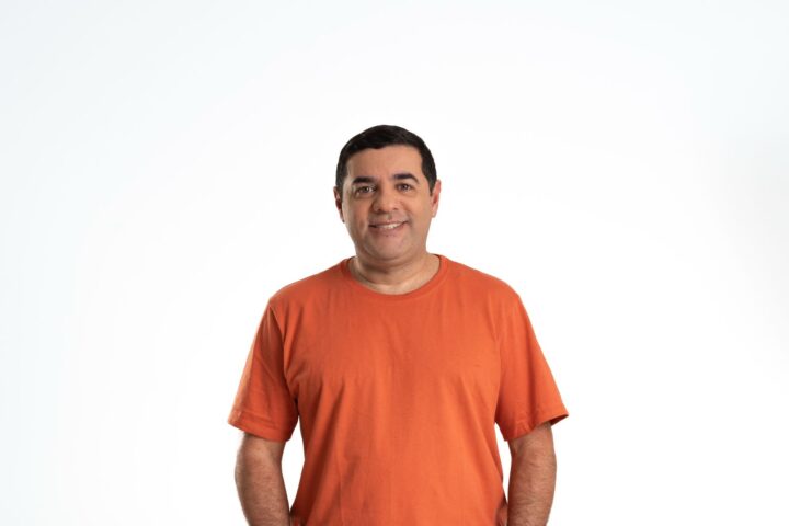 Gabriel Félix é o professor que comanda a prática de redação do Curso Positivo | Foto: Nizo Gomide