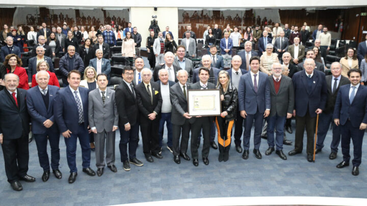 Solenidade ocorreu na noite desta segunda-feira, no Plenário da Assembleia Legislativa do Paraná | Foto: Orlando Kissner/Alep