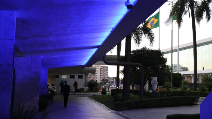 O sede do Poder Legislativo se iluminará sua fachada de azul durante entre os dias 28 e 31 deste mês de julho | Foto: Valdir Amaral/Alep