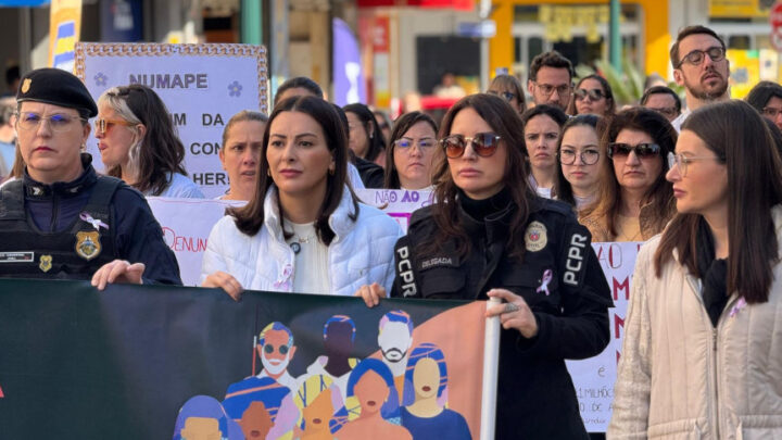 Em Ponta Grossa, a líder da Bancada Feminina, deputada Mabel Canto (PP), participou do ato e do plantio de seis árvores em homenagem às vítimas do último ano | Foto: Divulgação/Assessoria Parlamentar