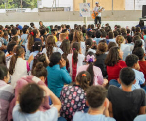 Com 20 anos de atuaÃ§Ã£o, a AssociaÃ§Ã£o LaboratÃ³rio de Artes de Curitiba jÃ¡ realizou aÃ§Ãµes em mais de 300 escolas e creches pÃºblicas da capital | Foto: DivulgaÃ§Ã£o