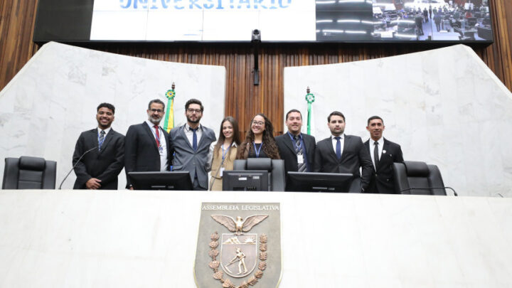 Estudantes de diversas regiões do estado, representando 25 instituições de ensino superior, compartilham as primeiras impressões do projeto da Escola do Legislativo | Foto: Valdir Amaral/Alep