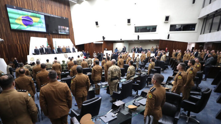 Solenidade lotou o Plenário da Assembleia Legislativa na manhã desta terça-feira | Foto: Valdir Amaral/Alep